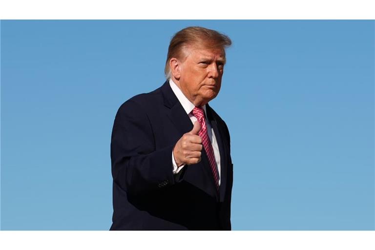 US-Präsident Trump: US-Präsident Donald Trump geht auf der Joint Base Andrews in Maryland zur Air Force One.