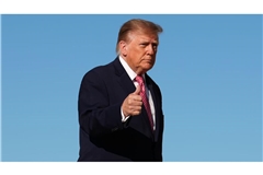US-Präsident Trump: US-Präsident Donald Trump geht auf der Joint Base Andrews in Maryland zur Air Force One.