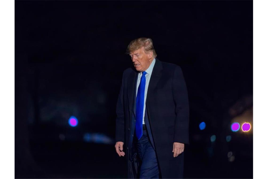 Weitere Anhörung bei Impeachment-Ermittlungen gegen Trump US-Präsident Trump weist alle Vorwürfe vehement zurück, auch seine Republikaner kritisieren die Anschuldigungen als vollkommen unbegründet. Foto: J. Scott Applewhite/AP/dpa
