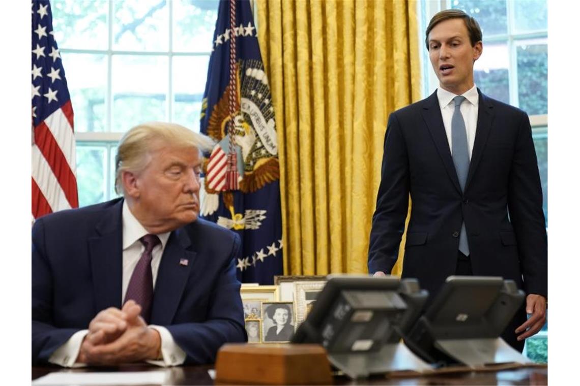 Trump: Auch Bahrain normalisiert Beziehungen zu Israel US-Präsident Trump zusammen mit seinem Berater und Schwiegersohn Jared Kushner. Foto: Andrew Harnik/AP/dpa