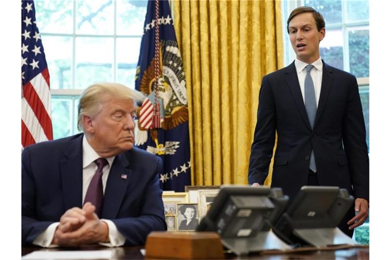 US-Präsident Trump zusammen mit seinem Berater und Schwiegersohn Jared Kushner. Foto: Andrew Harnik/AP/dpa