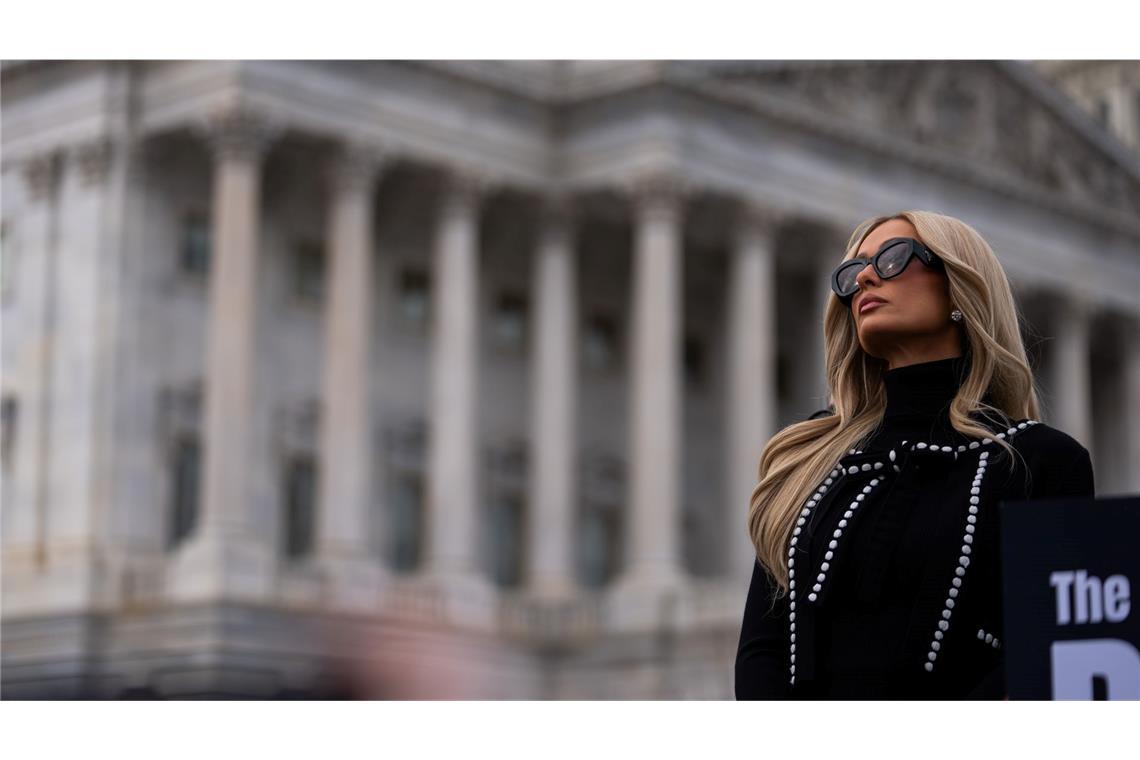 US-Realitystar Paris Hilton will die Rechte von Opfern von KI-generierten pornografischen Inhalten stärken.