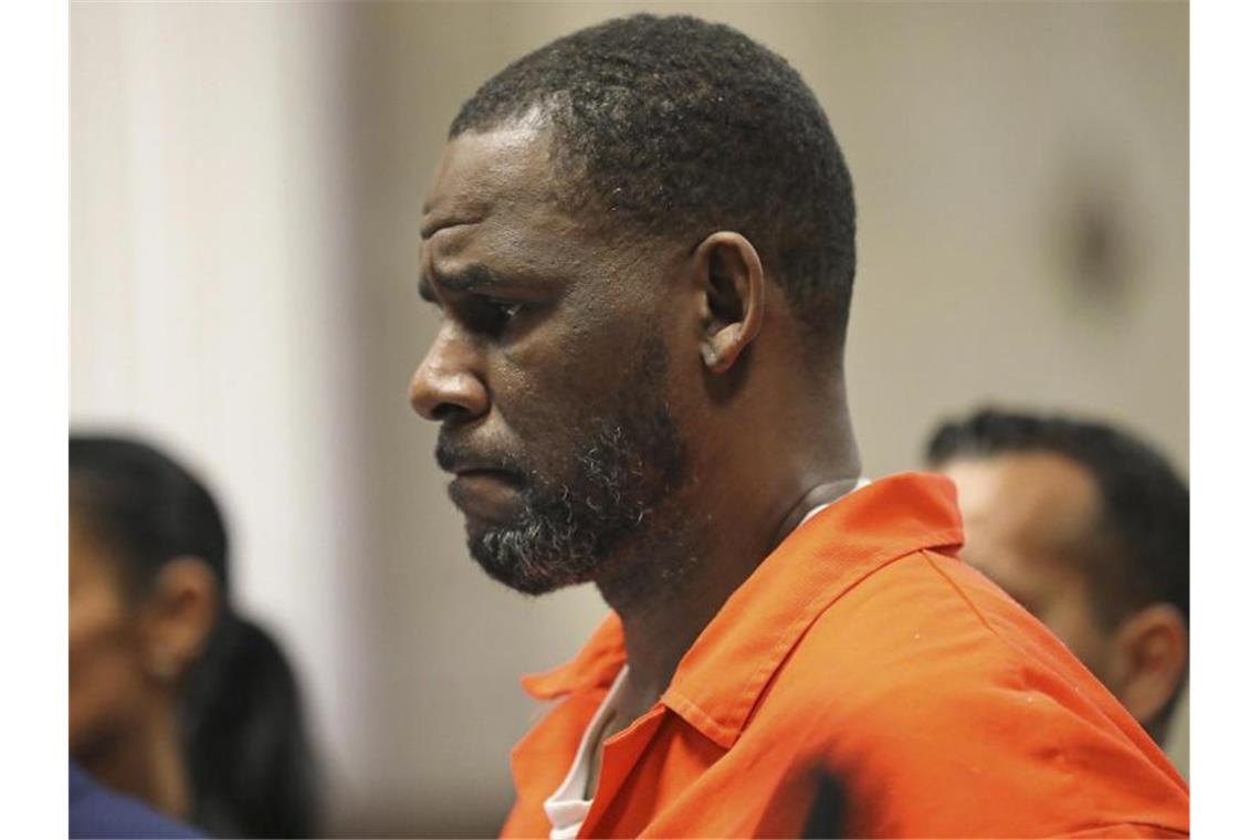 Prozess gegen Ex-Superstar R. Kelly auf der Zielgeraden US-Sänger R. Kelly erscheint während einer Anhörung im Leighton Criminal Courthouse (Archivbild). Foto: Antonio Perez/Pool Chicago Tribune/AP/dpa