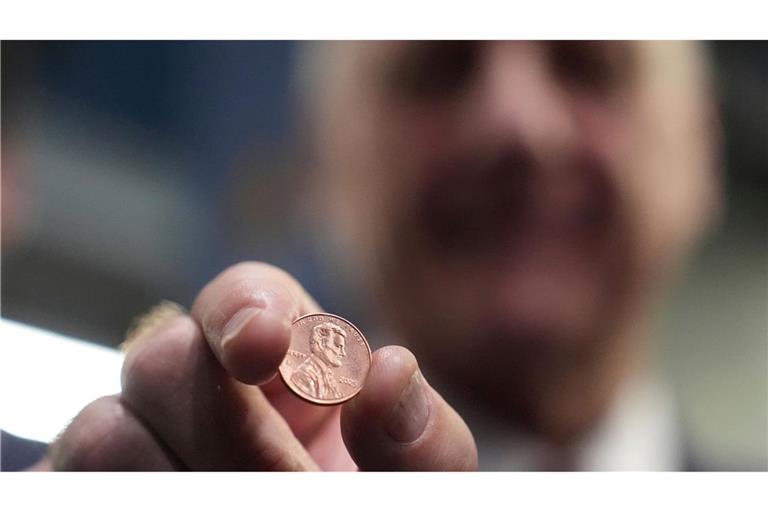 US-Schatzmeister Brandon Beach hält einen der letzten in der US-Münzanstalt in Philadelphia gepressten Pennys in die Kamera.