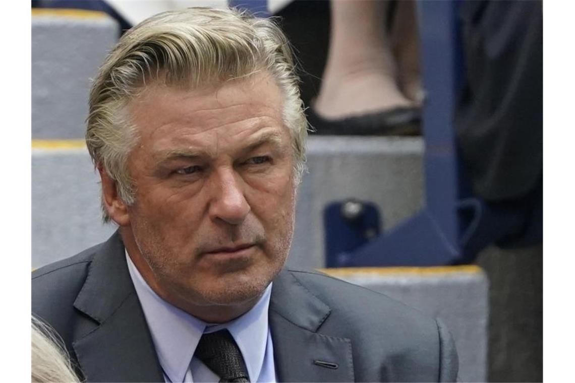 Nach Tod bei Baldwin-Dreh: Details zur Munition unklar US-Schauspieler Alec Baldwin als Zuschauer bei den US Open. Foto: John Minchillo/AP/dpa