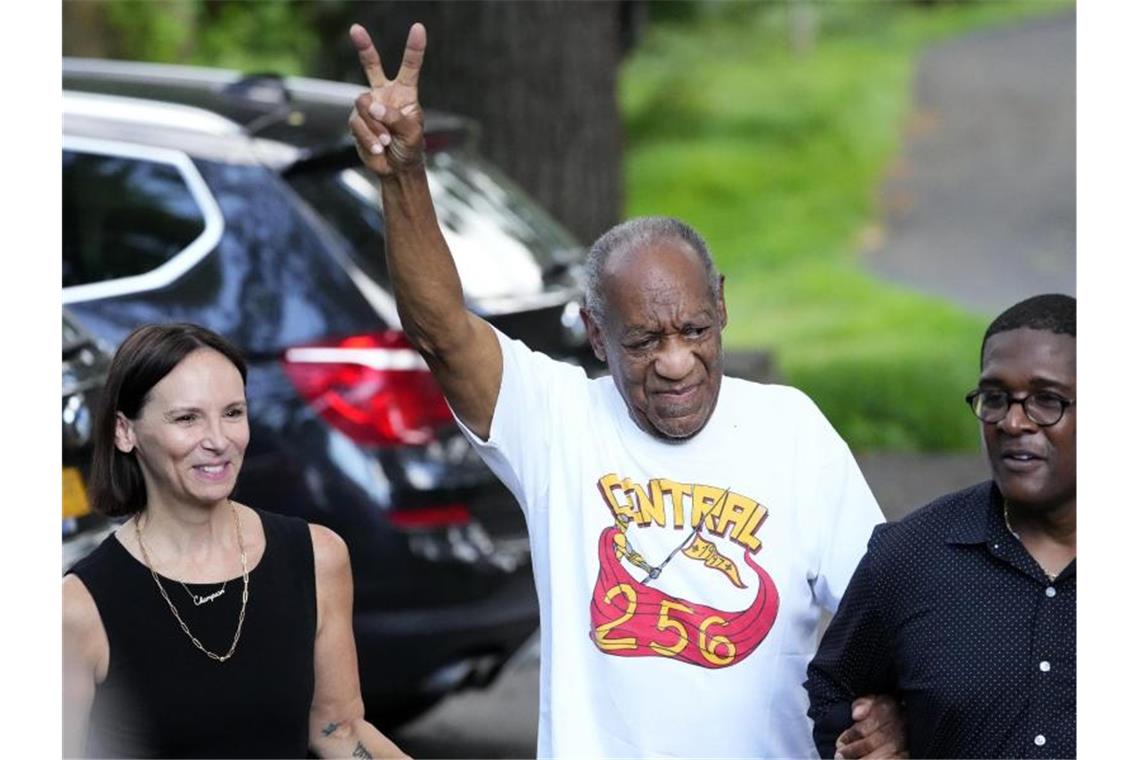 Cosby über Freilassung: „Habe immer meine Unschuld beteuert“ US-Schauspieler Bill Cosby (M) tritt nach seiner Freilassung aus dem Gefängnis vor die Presse. Foto: Matt Slocum/AP/dpa