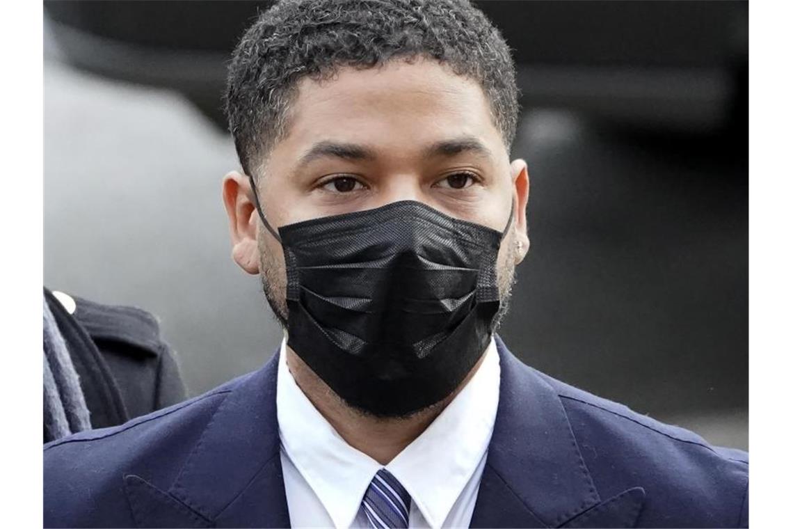 Schauspieler Jussie Smollett vor Gericht US-Schauspieler Jussie Smollett trifft bei seinen Prozess in Chicago ein. Smollett wird vorgeworfen, die Polizei belogen zu haben. Foto: Charles Rex Arbogast/AP/dpa