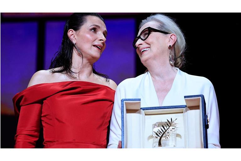 US-Schauspielerin Meryl Streep (rechts) hat die Ehrenpalme von der französischen Schauspielerin Juliette Binoche überreicht bekommen.