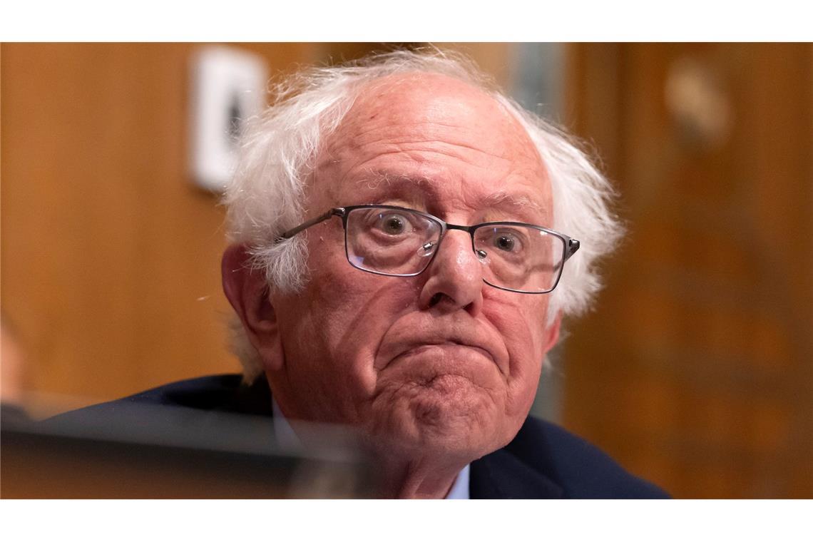 US-Senator Bernie Sanders hört zu, als US-Gesundheitsminister Kennedy Jr. vor dem Finanzausschuss des Senats auf dem Capitol Hill erscheint.