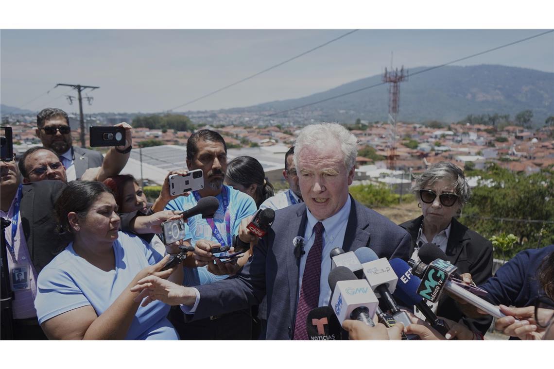 US-Senator in El Salvador: Trump-Regierung lügt US-Senator Chris Van Hollen aus Maryland spricht zur Presse in La Libertad, El Salvador.
