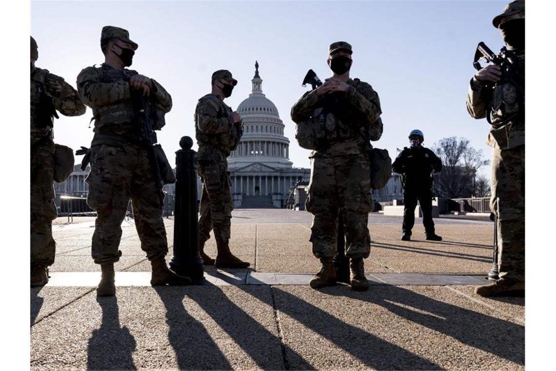 US-Sicherheitskräfte haben nach Hinweisen auf einen möglichen erneuten Angriff auf das US-Kapitol die Sicherheitsvorkehrungen am Sitz des Kongresses verschärft. Foto: J. Scott Applewhite/AP/dpa
