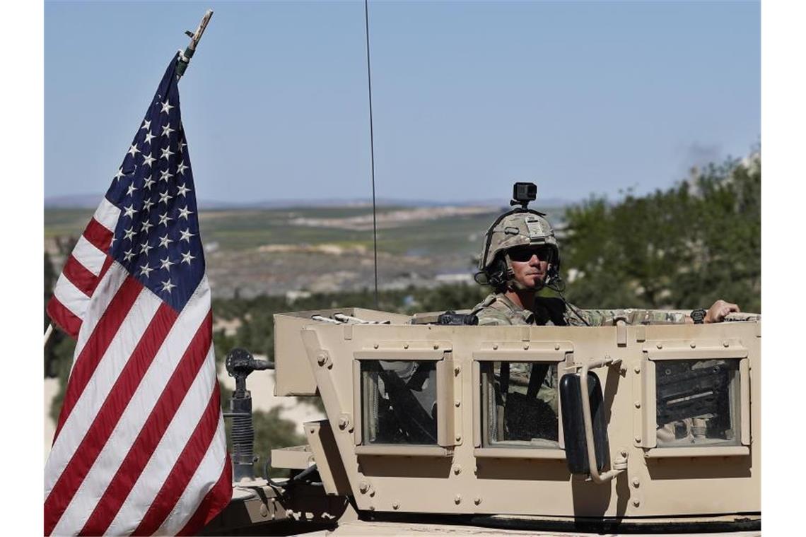 US-Soldat in einer neu eingerichteten Militärstellung in der Nähe von Manbidsch. Foto: Hussein Malla/AP/dpa