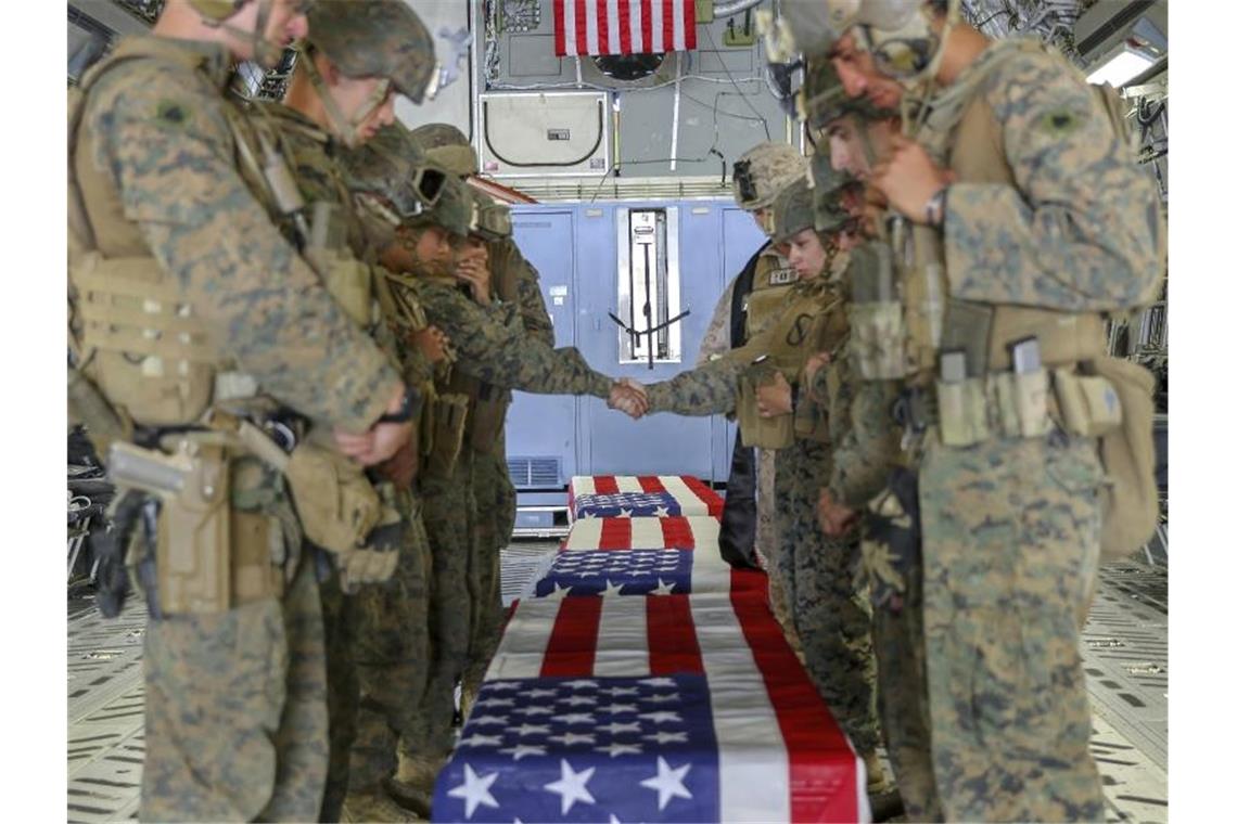 US-Abzug beendet - Warten auf neue Taliban-Regierung US-Soldaten bei der Rückführung im Kampf gefallener Kameraden am Kabuler Flughafen. Foto: Uncredited/U.S. Marine Corps via AP/dpa