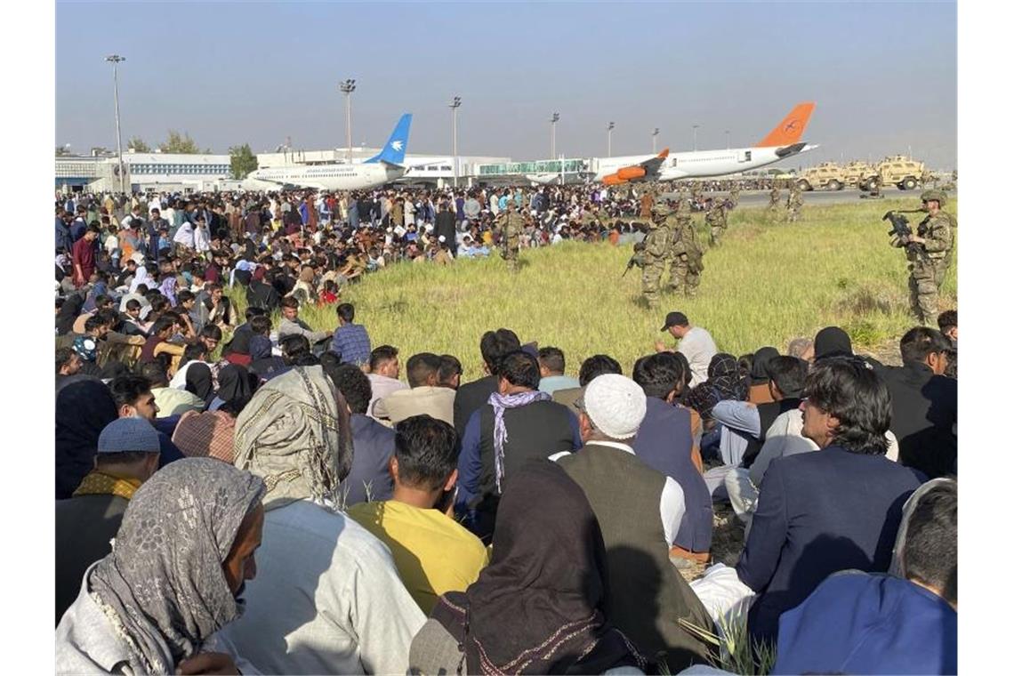 US-Soldaten bewachen eine Absperrung am internationalen Flughafen in Kabul. Foto: -/AP/dpa