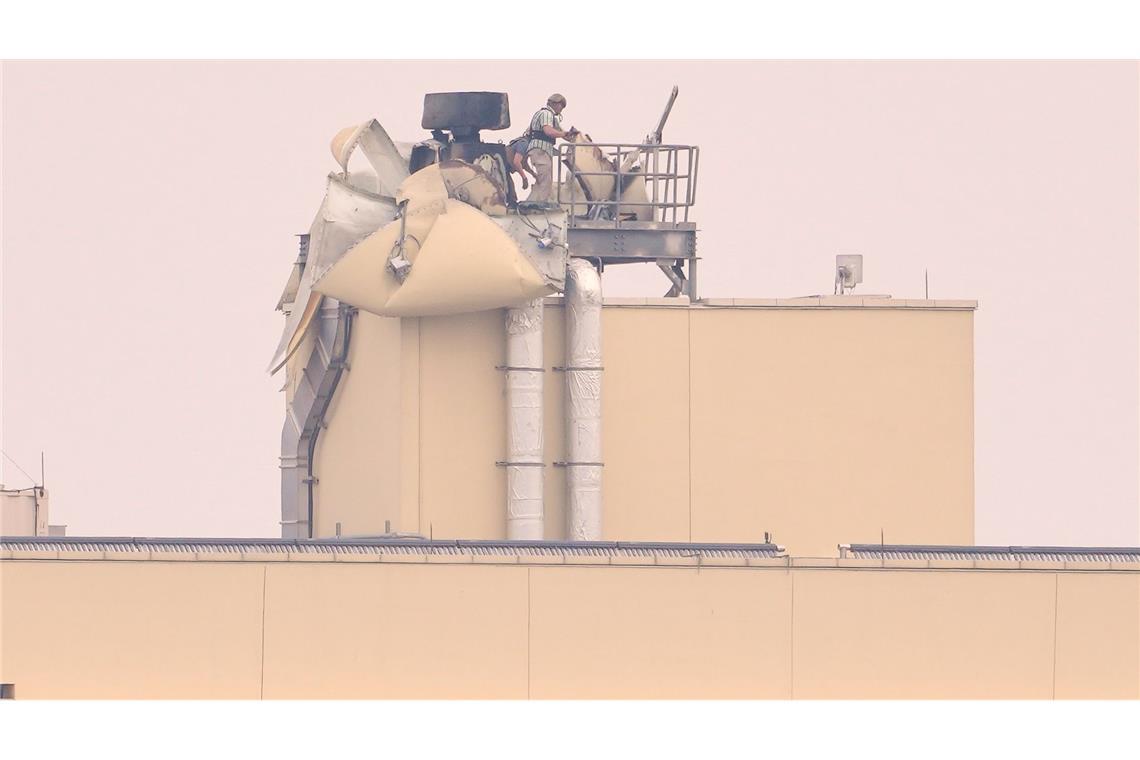 US-Soldaten inspizieren die durch einen Angriff in Bagdad verursachten Schäden.