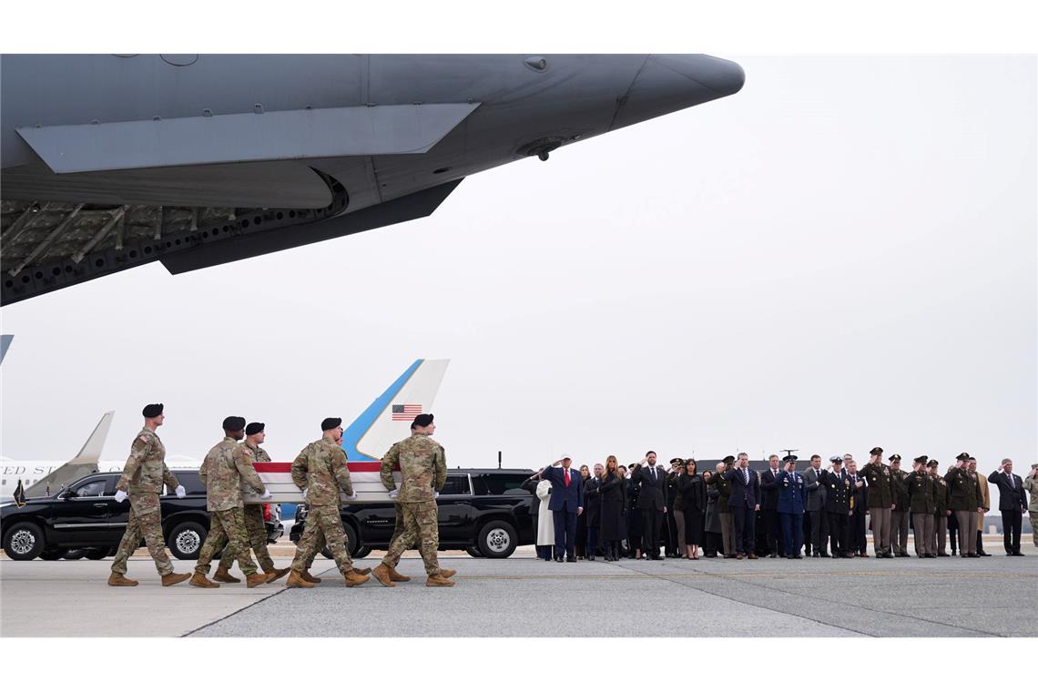 US-Soldaten tragen eine mit einer US-Flagge bedeckten Sarg aus einer Transportmaschine.