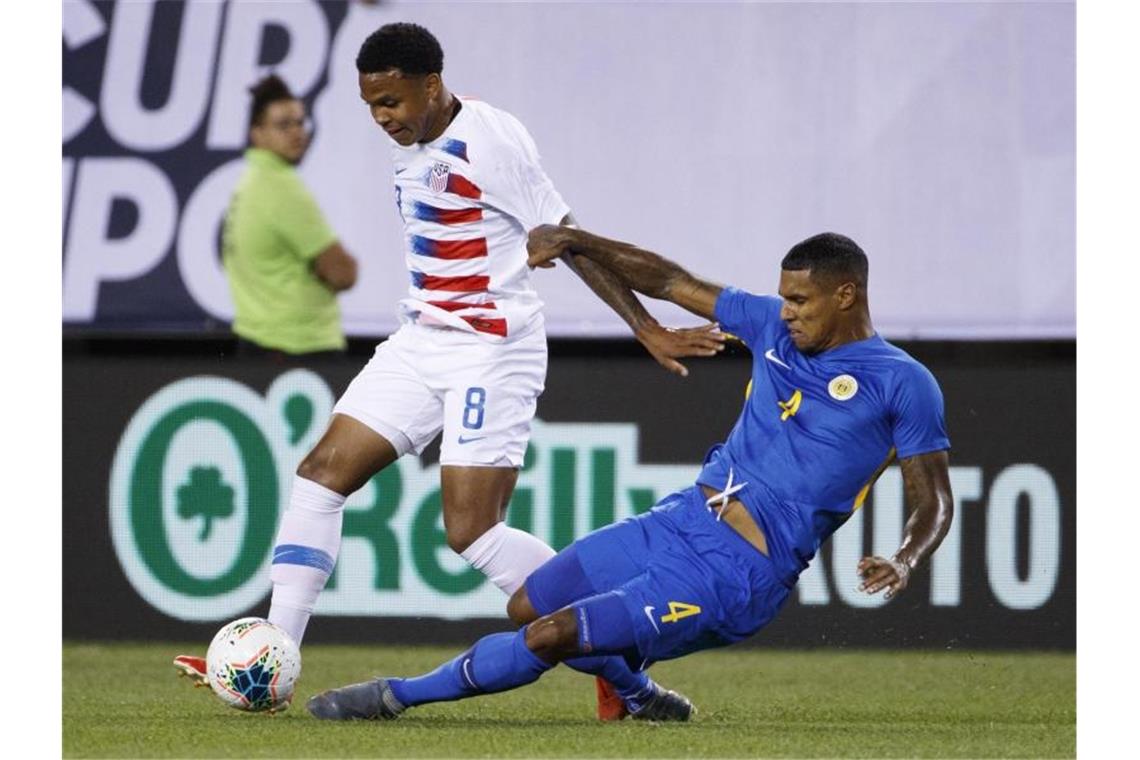 Kapitän Pulisic führt US-Team ins Gold-Cup-Halbfinale US-Spieler Weston Mckennie (l) gegen Darryl im Duell um den Ball mit Lachman von Curacao. Foto: Matt Slocum/AP