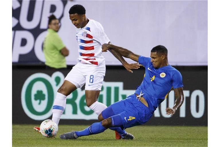 US-Spieler Weston Mckennie (l) gegen Darryl im Duell um den Ball mit Lachman von Curacao. Foto: Matt Slocum/AP