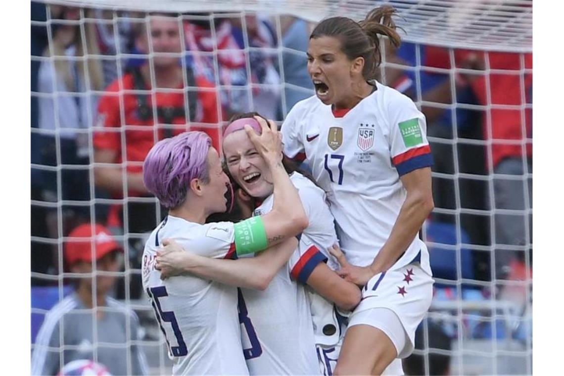 Rapinoe führt US-Frauen zum vierten WM-Titel US-Spielerinnen Megan Rapinoe (l-r), Rose Lavelle und Tobin Heath jubeln nach Lavelles Tor zum 2:0. Foto: Sebastian Gollnow