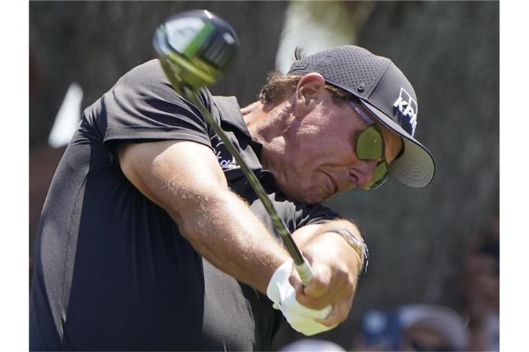 US-Star Phil Mickelson geht als Führender in die Finalrunde der 103. PGA Championship. Foto: Chris Carlson/AP/dpa