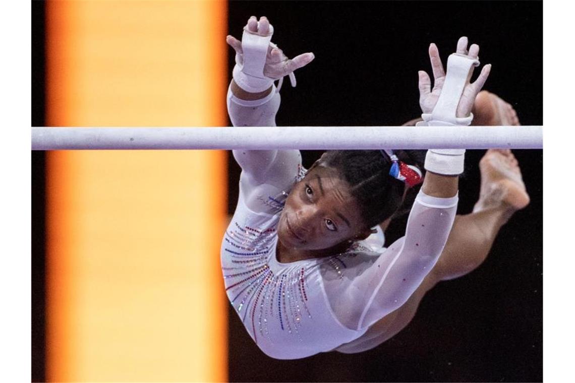 US-Star Simone Biles am Stufenbarren. Foto: Marijan Murat/dpa