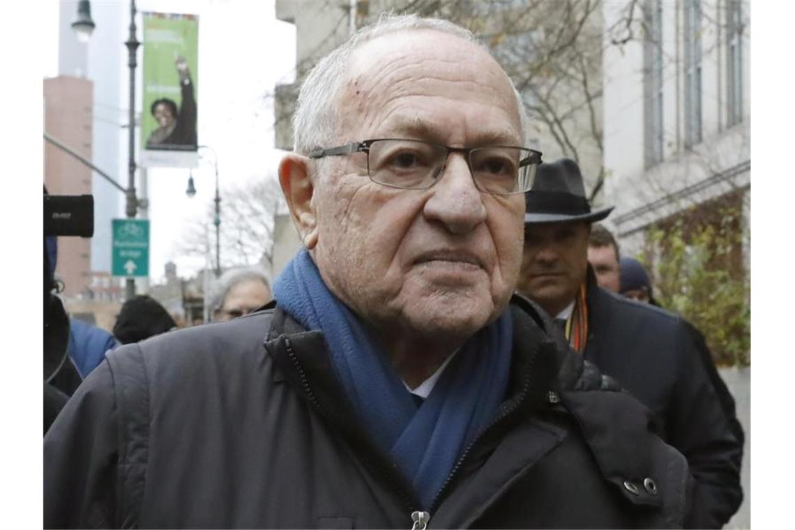 US-Staranwalt Alan Dershowitz schließt sich dem Verteidigerteam von Präsident Trump im Amtsenthebungsverfahren an. Dershowitz wurde Mitte der 1990er Jahre als Teil des Verteidigerteams des Football-Stars O.J. Simpson bekannt. Foto: Richard Drew/AP/dpa