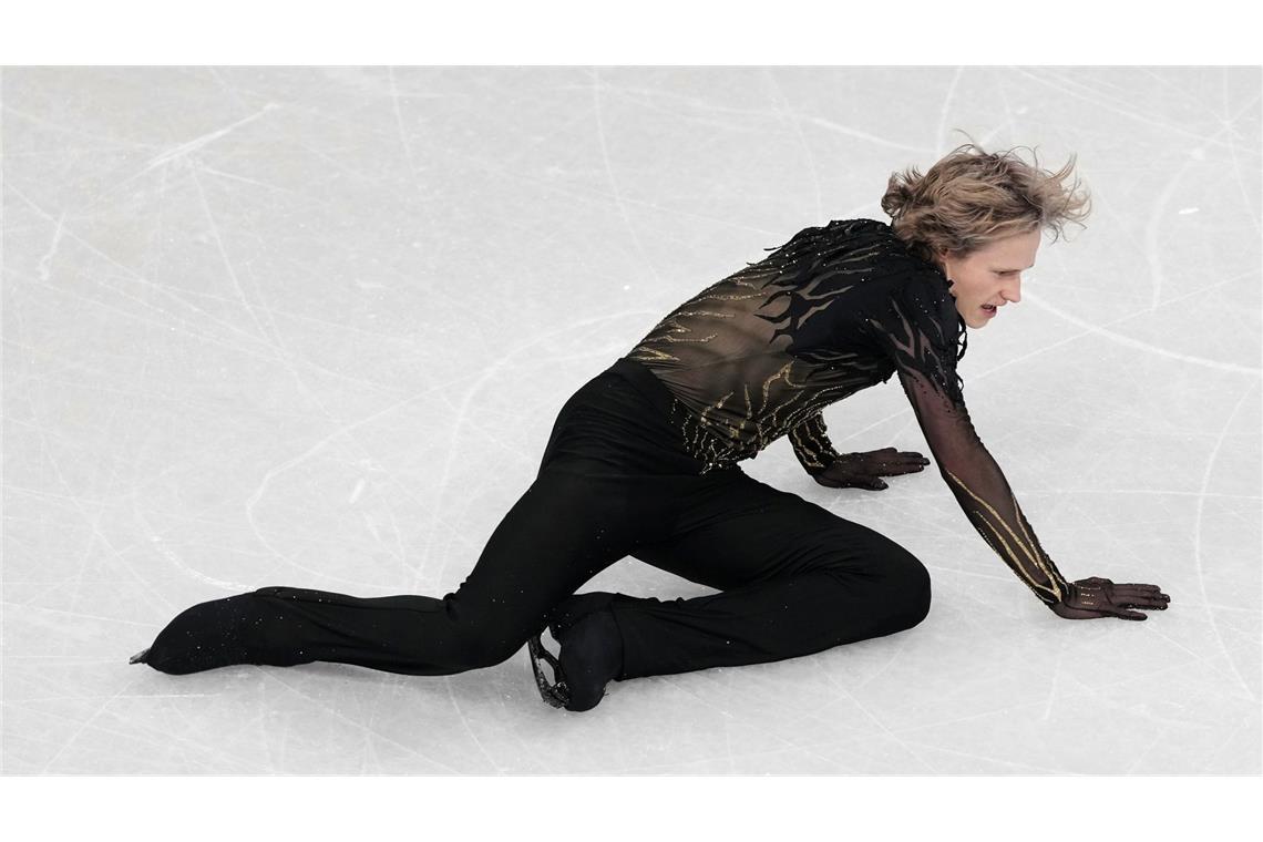 US-Superstar Ilia Malinin am Boden: Die Kür des haushohen Favoriten war auch von Stürzen geprägt.