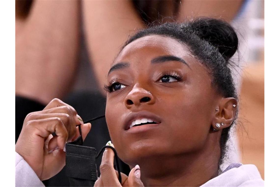 US-Star Biles verzichtet auf weitere Turn-Finals US-Superstar Simone Biles verzichtet in Tokio auch auf die Finals im Sprung und am Stufenbarren. Foto: Marijan Murat/dpa