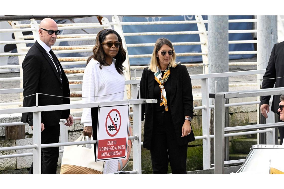 Die eigensüchtige Hochzeit der Superlative US-Talkshow-Legende Oprah Winfrey ist für die Hochzeit von Bezos und Sanchez angereist.