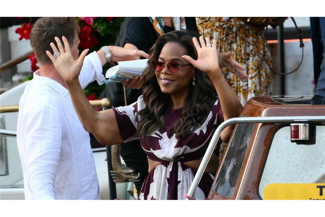 Jeff Bezos und Lauren Sánchez sagen Ja bei Vermählung der Superlative US-Talkshow-Legende Oprah Winfrey ist für die Hochzeit von Bezos und Sanchez angereist.