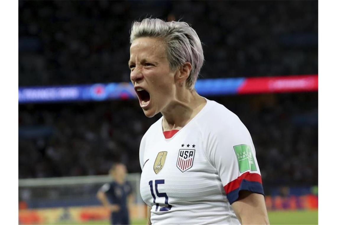 US-Titelverteidigerinnen besiegen Frankreich im Halbfinale US-Torjägerin Megan Rapinoe USA feiert ihren zweiten Treffer gegen Frankreich. Foto: Francisco Seco/AP