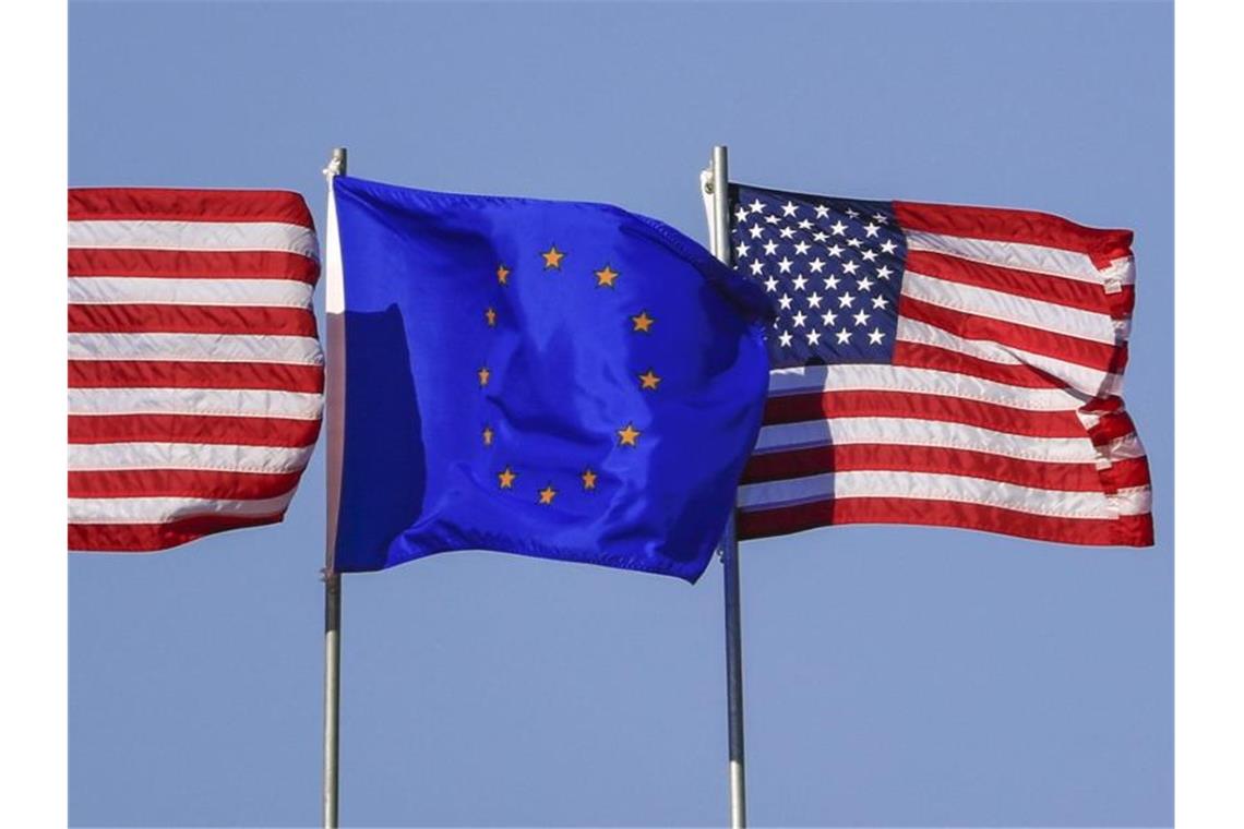 US und EU-Fahnen. Das DIW fordert eine Initiative für ein neues Freihandelsabkommen mit den USA. Foto: Tannen Maury/EPA/dpa