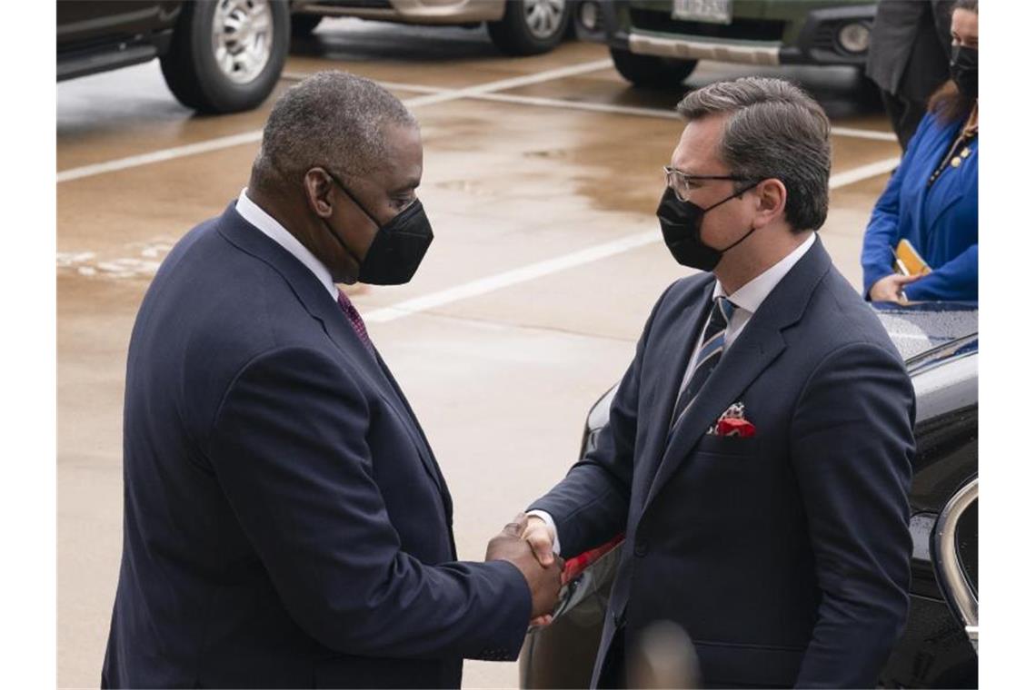 US-Außenminister Blinken sagt Treffen mit Lawrow in Genf ab US-Verteidigungsminister Lloyd Austin begrüßt den ukrainischen Außenminister Dmytro Kuleba. Foto: Manuel Balce Ceneta/AP/dpa