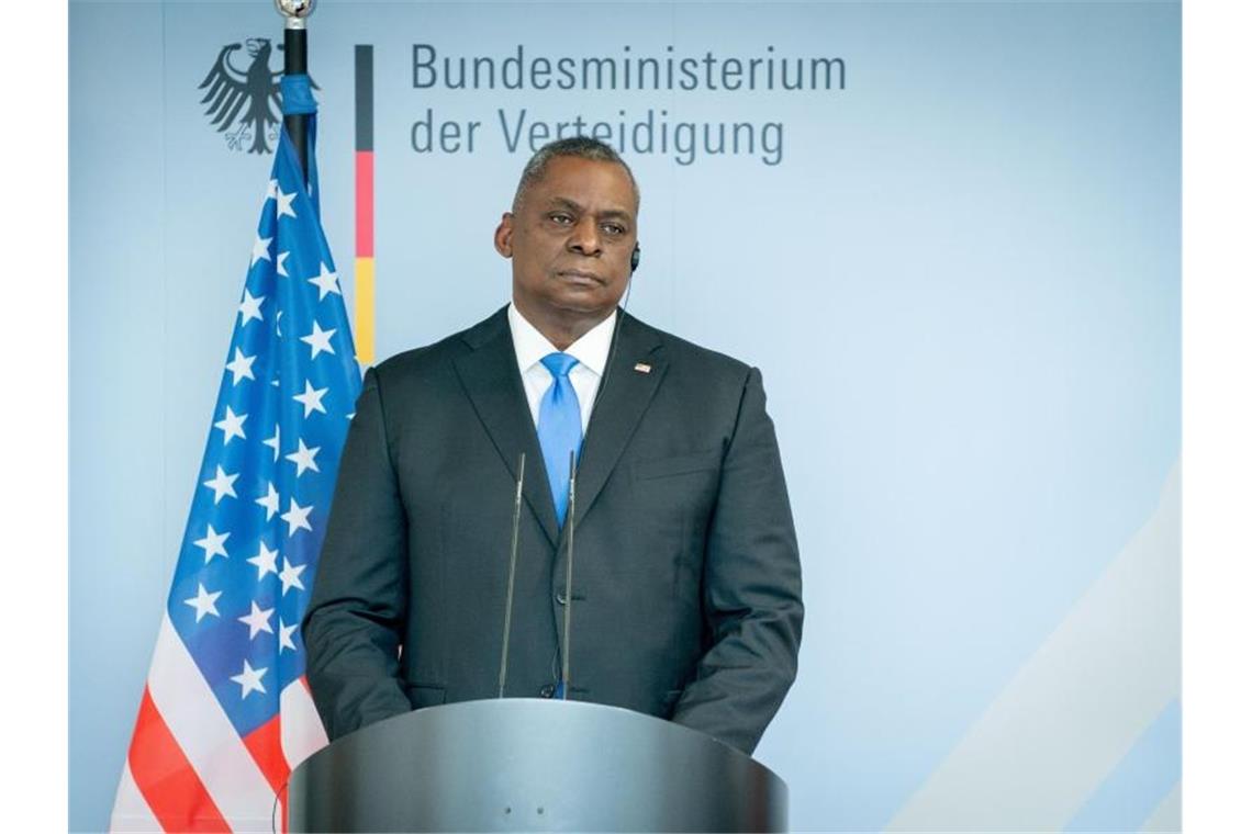 Abschied vom Abzug: USA stocken Truppen in Deutschland auf US-Verteidigungsminister Lloyd Austin gibt nach einem Treffen mit der Bundesverteidigungsministerin im Bundesverteidigungsministerium eine Pressekonferenz. Foto: Kay Nietfeld/dpa