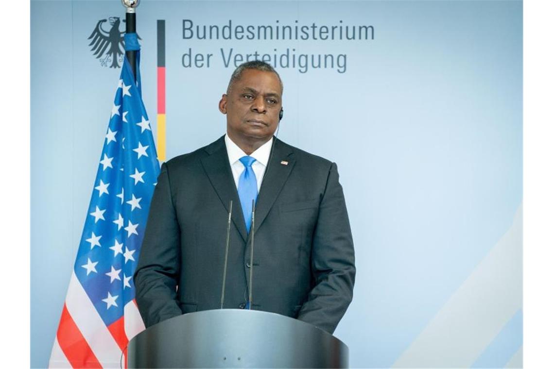 US-Verteidigungsminister Lloyd Austin gibt nach einem Treffen mit der Bundesverteidigungsministerin im Bundesverteidigungsministerium eine Pressekonferenz. Foto: Kay Nietfeld/dpa