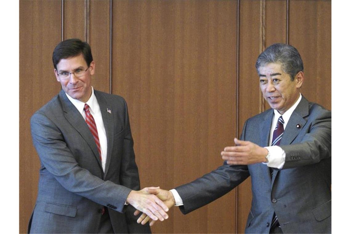 Persischer Golf: Pentagon-Chef wirbt in Japan für US-Mission US-Verteidigungsminister Mark Esper (l) mit seinem japanischen Amtskollegen Takeshi Iwaya in Tokio. Foto: Eugene Hoshiko/Pool AP