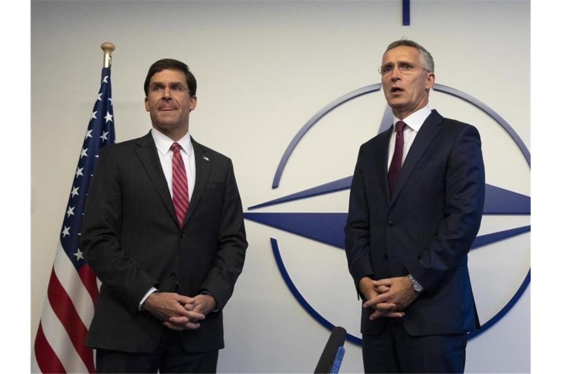 USA fordern von Nato-Partnern höhere Verteidigungsausgaben US-Verteidigungsminister Mark Esper (l.) und NATO-Generalsekretär Jens Stoltenberg beim Treffen der Verteidigungsminister der NATO-Sstaaten. Foto: Virginia Mayo/AP Pool/dpa