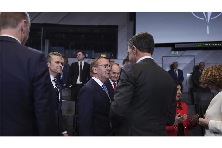 US-Verteidigungsminister Pete Hegseth (2.v.l-r), der deutsche Verteidigungsminister Boris Pistorius und Mark Rutte, Nato-Generalsekretär, beim  Treffen der Nato-Verteidigungsminister.