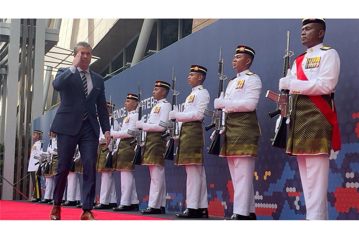 Bilder des Tages US-Verteidigungsminister Pete Hegseth geht an einer Ehrengarde entlang.