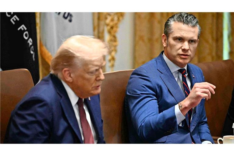 US-Verteidigungsminister Pete Hegseth und Donald Trump kündigen eine Kehrtwende in der Militärpolitik an (Archivfoto).