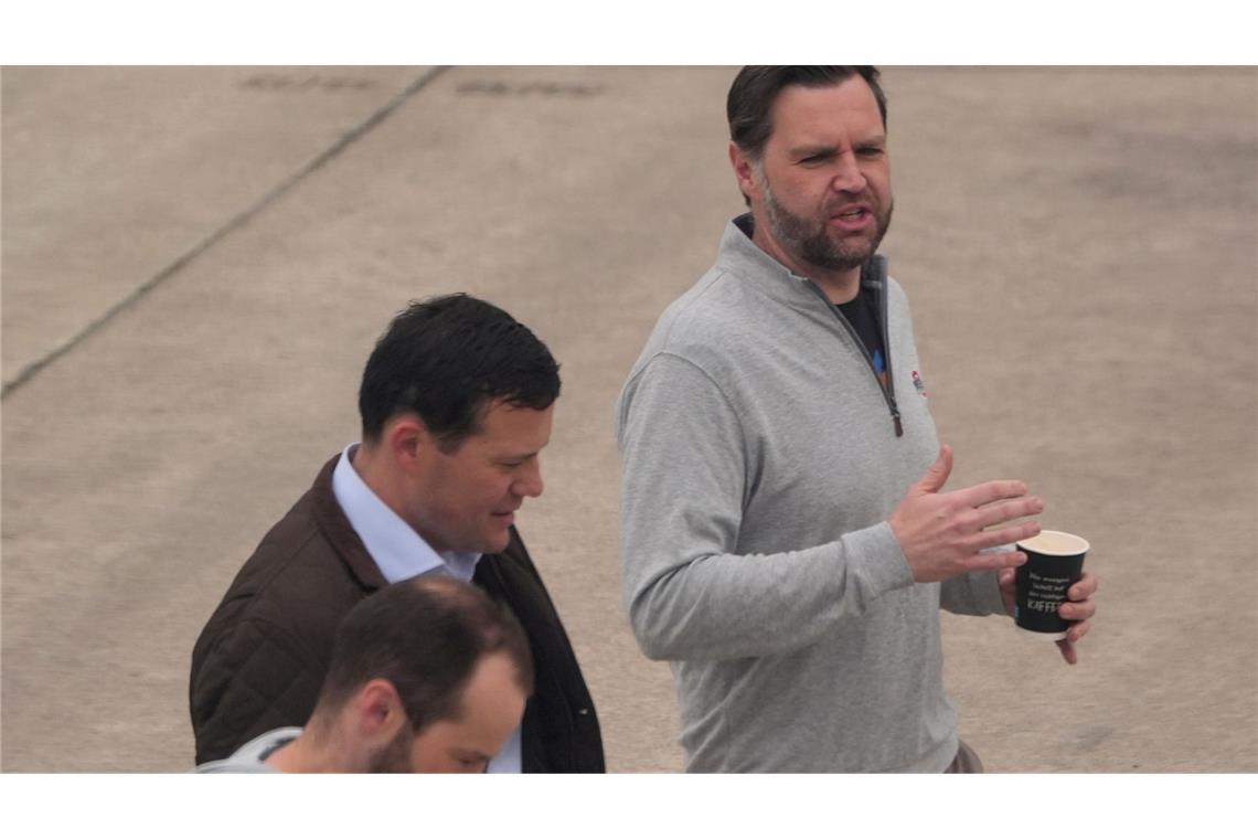 US-Vizepräsident J.D. Vance auf dem Rollfeld während eines Tankstopps auf der Air Base Ramstein