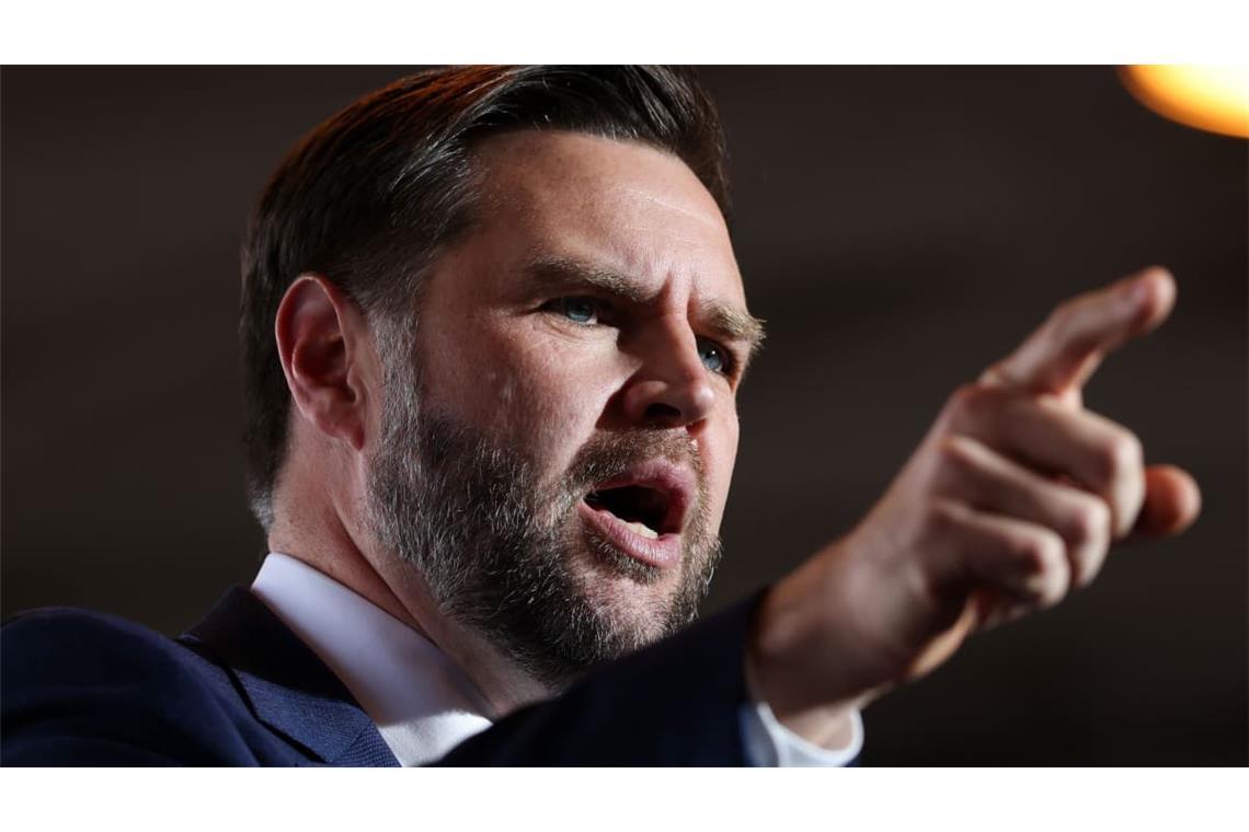 US-Vizepräsident JD Vance hält eine Rede bei einer Kundgebung auf dem Allen County Regional Airport..