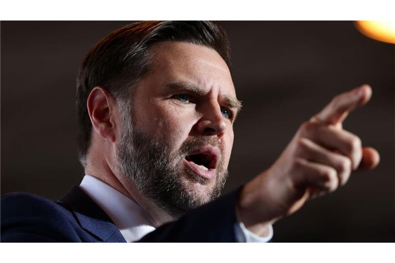 US-Vizepräsident JD Vance hält eine Rede bei einer Kundgebung auf dem Allen County Regional Airport..