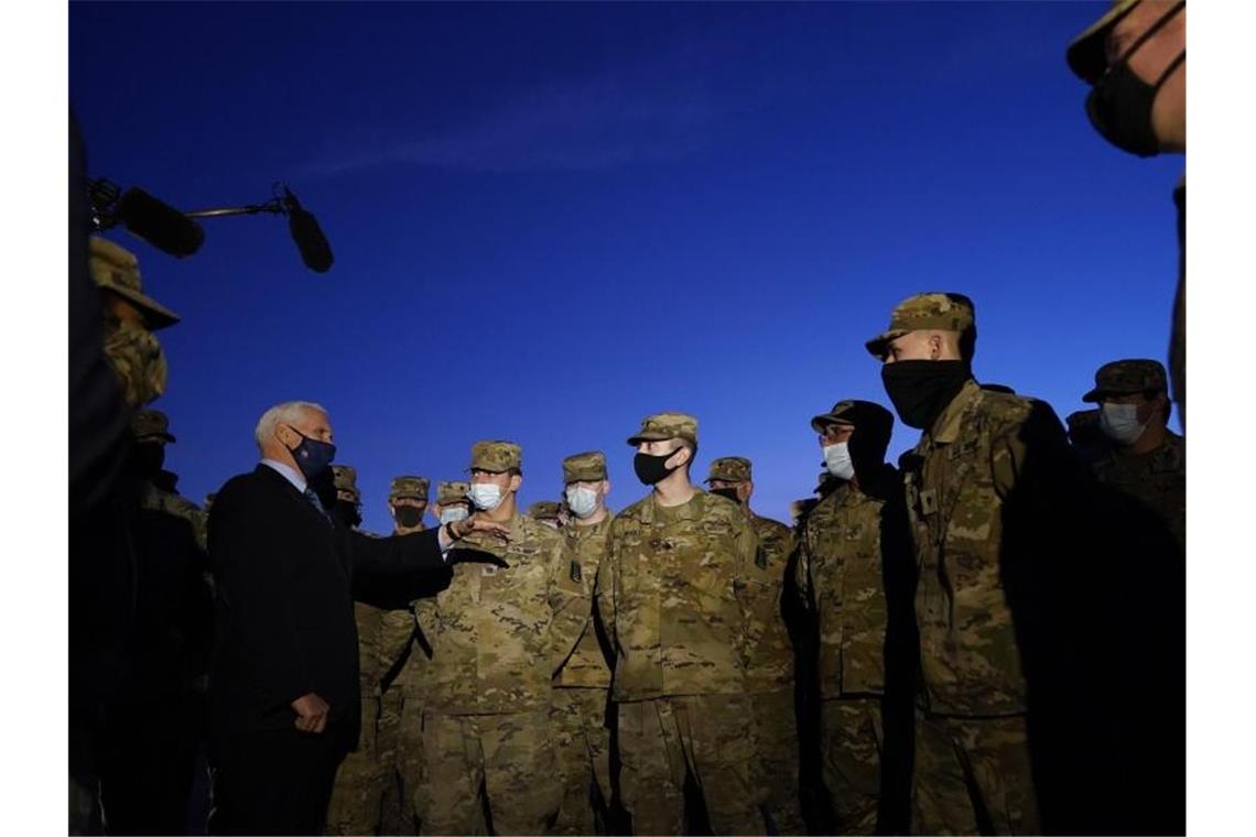 FBI besorgt über Gewaltpotenzial rund um Biden-Vereidigung US-Vizepräsident Mike Pence (l) spricht mit Truppenmitgliedern der Nationalgarde vor dem Kapitol in Washington. Das FBI ist besorgt über potenzielle Gewaltakte rund um die Vereidigung des künftigen Präsidenten Joe Biden in der kommenden Woche. Foto: Alex Brandon/Pool AP/dpa