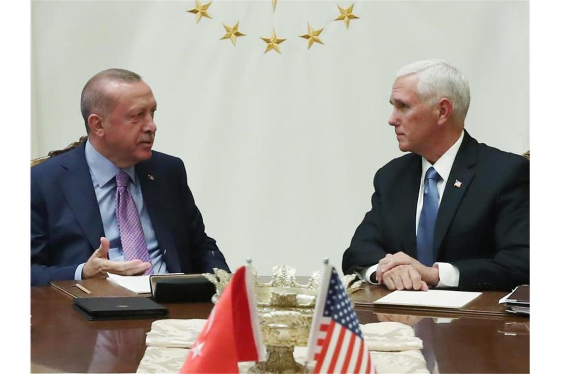 US-Vizepräsident Mike Pence (r) spricht mit dem türkischen Präsidenten Recep Tayyip Erdogan. Foto: -/Pool Presidential Press Service/AP/dpa