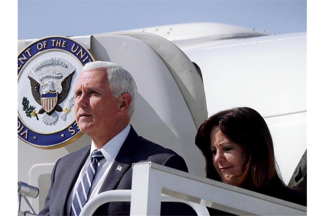 US-Vizepräsident Mike Pence und seine Frau Karen bei ihrer Ankunft in Polen. Foto: Rafal Guz/PAP