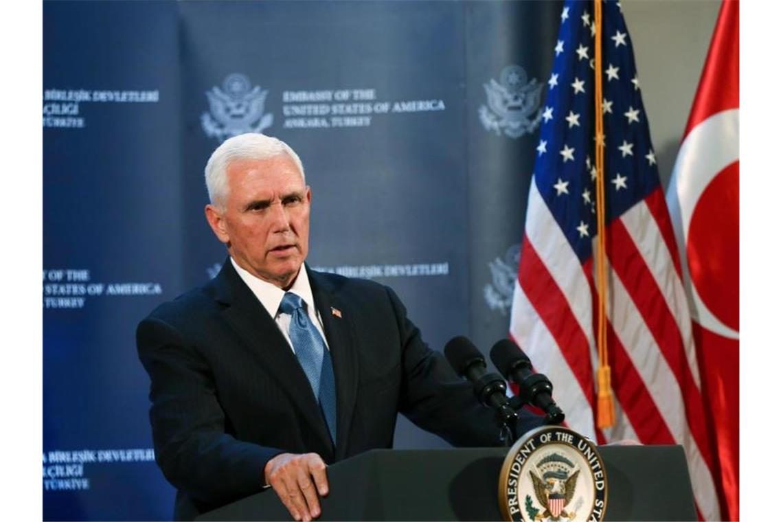 Waffenruhe in Nordsyrien hält nicht überall US-Vizepräsident Mike Pence verkündigt die Einigung auf eine Waffenruhe in Nordsyrien. Foto: Burhan Ozbilici/AP/dpa