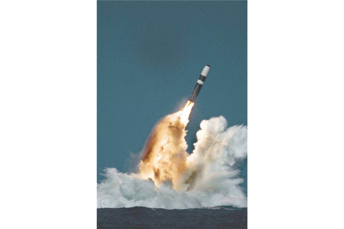 USA: 5244 atomare Sprengköpfe, davon einsetzbar: 1770, davon in Reserve: 3474. Trident II beim Start von einem getauchten U-Boot.