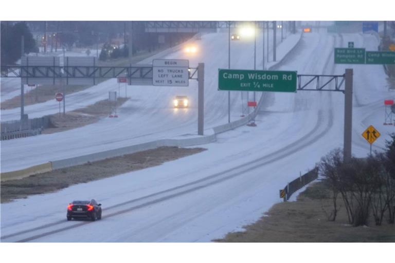USA, Dallas: Fahrzeuge fahren auf dem schneebedeckten Highway 67 während eines Wintersturms in Dallas.