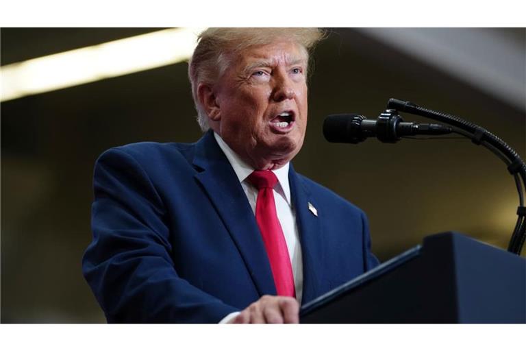 USA, Port Huron: US-Präsident Donald Trump hält eine Rede während einer Wahlkampfveranstaltung im McMorran Place Sports and Entertainment Center.